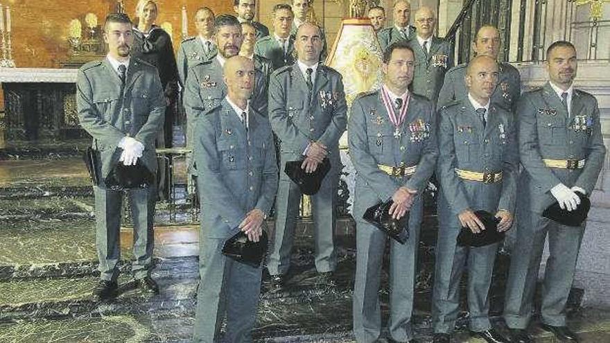 Los agentes, en la iglesia de Cangas de Onís.