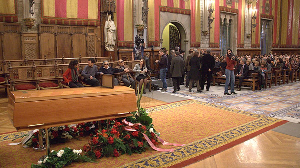 Desenes de persones acomiaden Joan Barril al Saló de Cent de l’Ajuntament de Barcelona.