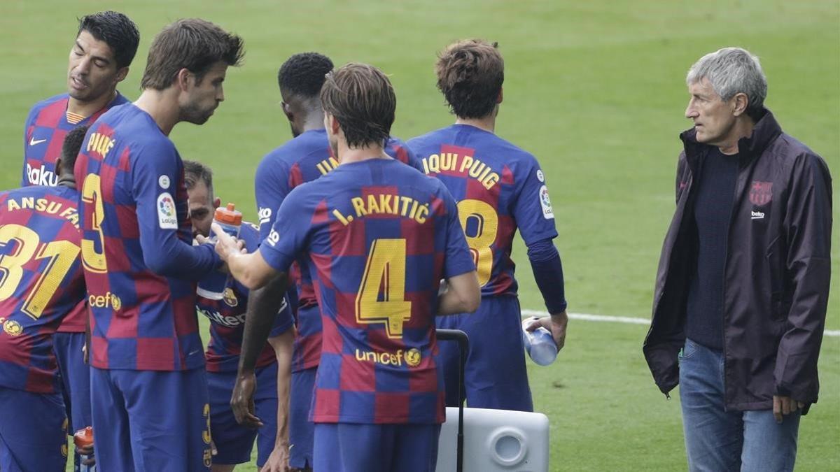 Quique Setién y el resto de los jugadores del Barça, en una pausa de hidratación durante el partido de Vigo.