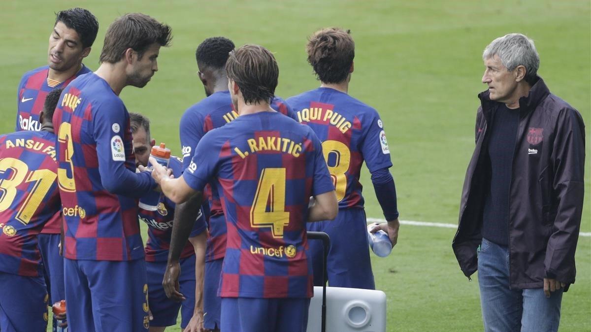 jdomenech53907729 barcelona s head coach quique setien right stands next to 200629192154 jdomenech53907729 barcelona s head coach quique setien right stands next to 200629192154
