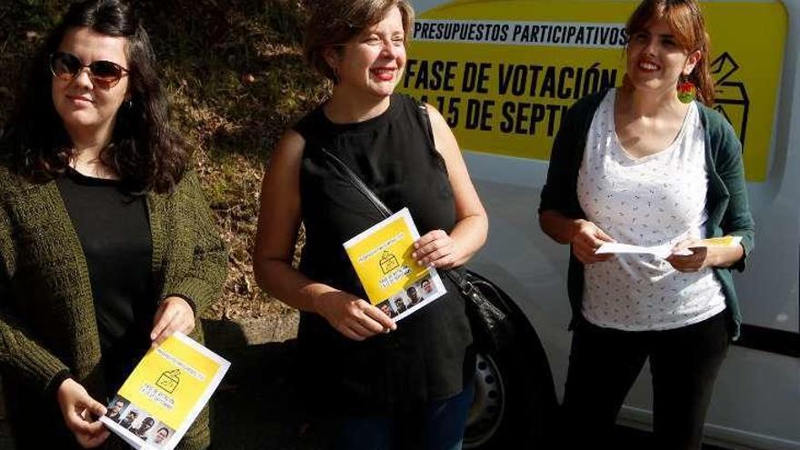 Sofía López (aparejadora), Ana Taboada y la asesora Candela Herrero, ante la furgoneta que llamará a votar los proyectos.