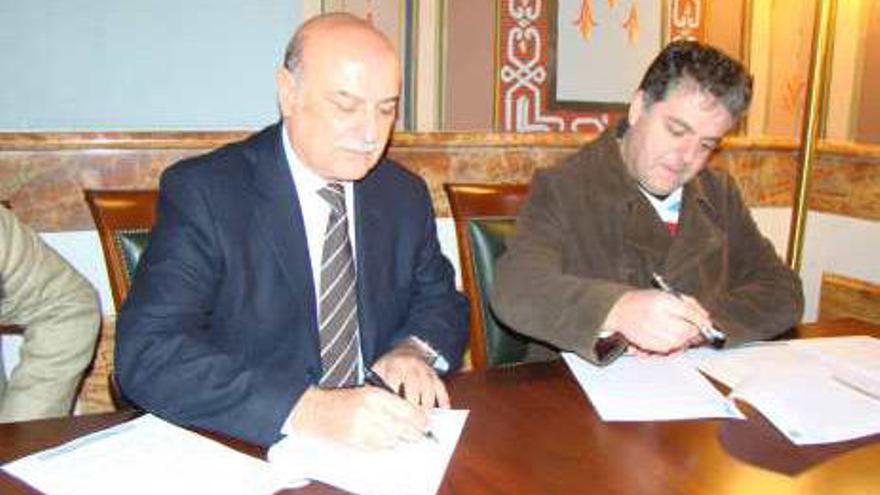 Firma del convenio por parte del decano y el concejal de Villena.