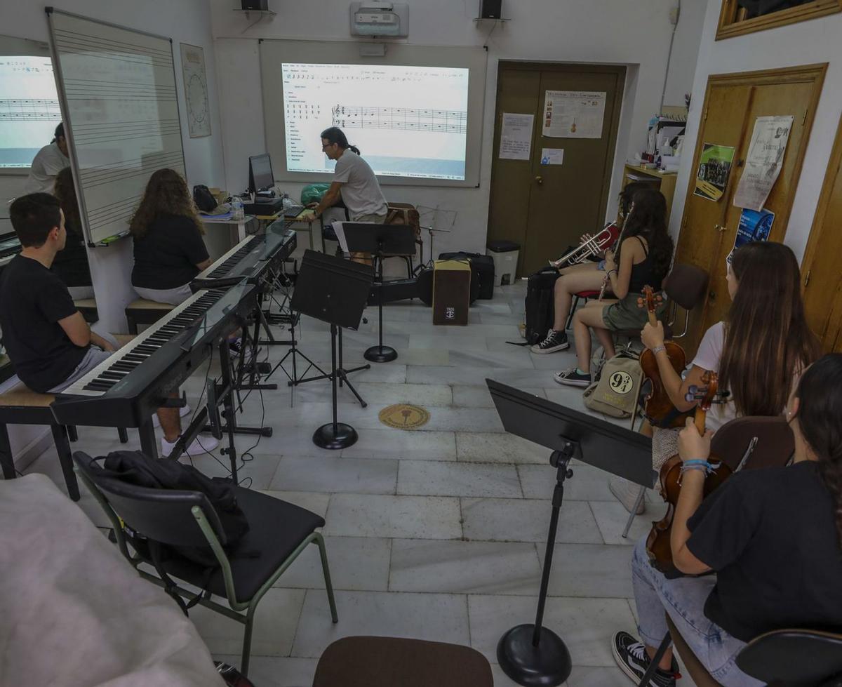 El actual Conservatorio de Elche, que no cumple los requisitos de la normativa. | ANTONIO AMORÓS