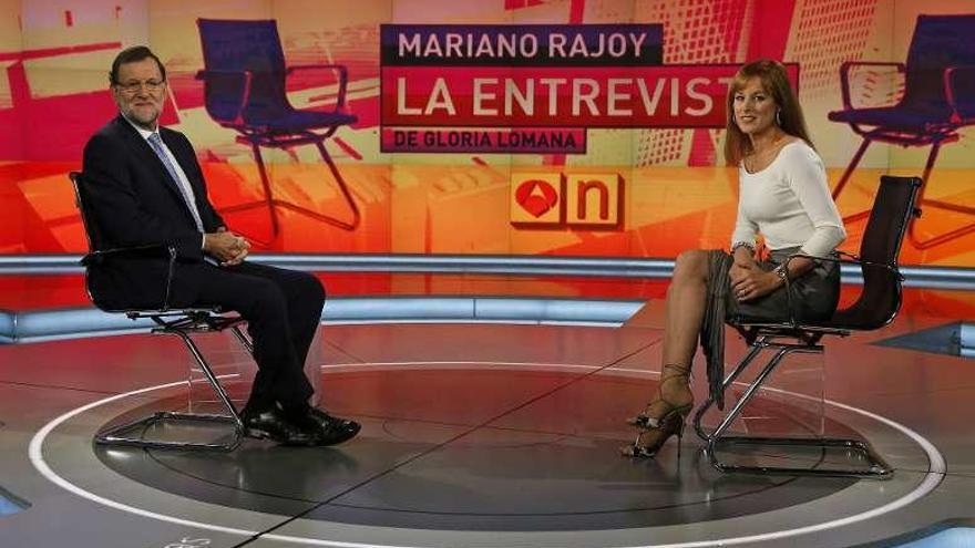 Rajoy, durante la entrevista con la periodista Gloria Lomana. // Efe