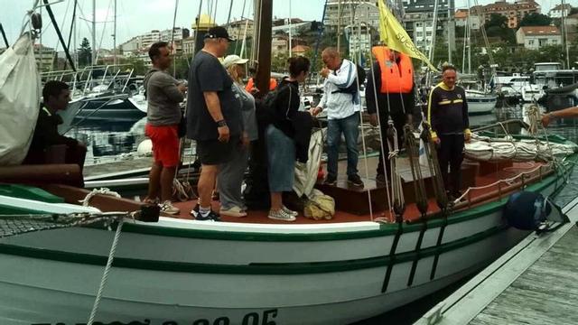 Participantes en una de las singladuras, antes de partir del muelle moañés. | FDV