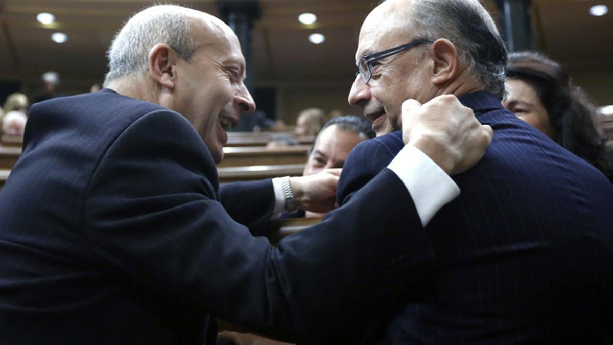 Los ministros José Ignacio Wert (izquierda) y Cristóbal Montoro, en el Congreso.