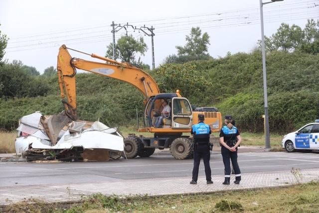 El Ayuntamiento de Oviedo desaloja las chabolas de La Malata