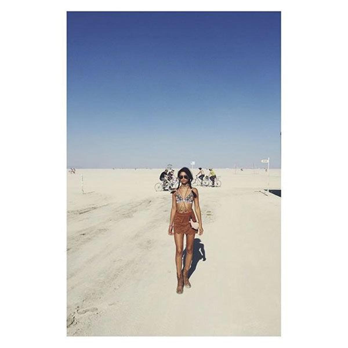 Shanina Shaik con falda de Zara en Burning Man 2015