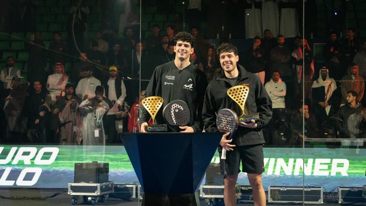 Coello y Tapia con sus trofeos de campeones del Riyahd Season Premier Padel P1