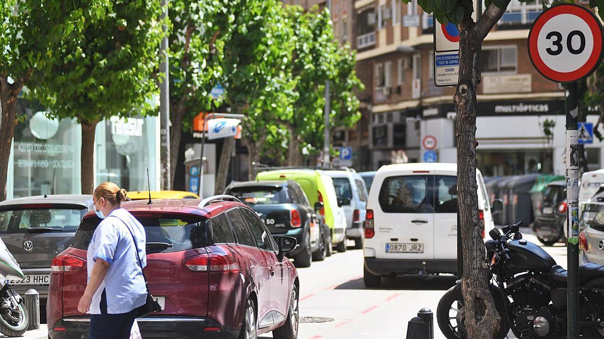 Vehículos, peatones y una señal de 30, fotografiados ayer en la céntrica calle Santa Teresa de Murcia | ISRAEL SÁNCHEZ