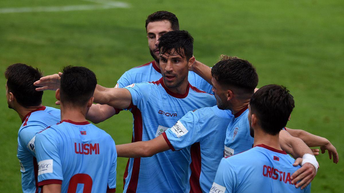 Willy, jugador del Córdoba CF, celebra el gol de Simo ante el San Roque de Lepe con sus compañeros.