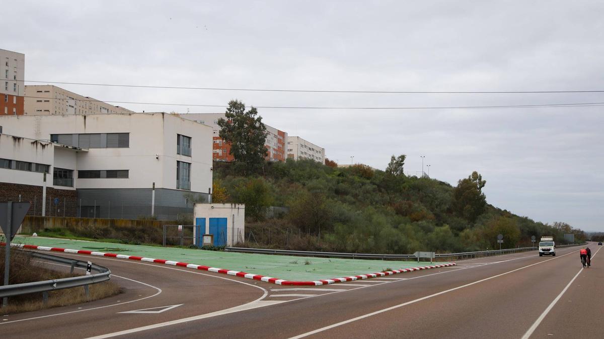 Lugar en el que reclaman la construcción de la segunda rotonda para el acceso al barrio Cerro Gordo de Badajoz.