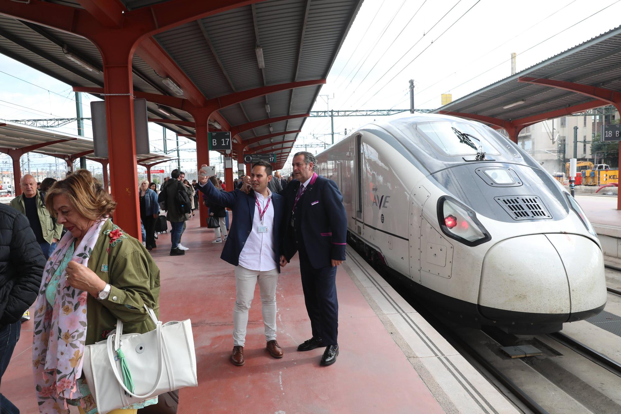 Así fue el primer viaje de un tren Avril entre Asturias y Madrid.