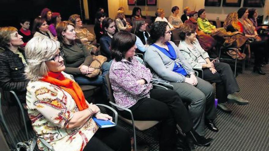 Charo Gómez Haces, María Antonia Álvarez, Vanesa Rodríguez y Capitolina Díaz, al inicio de la presentación del estudio.