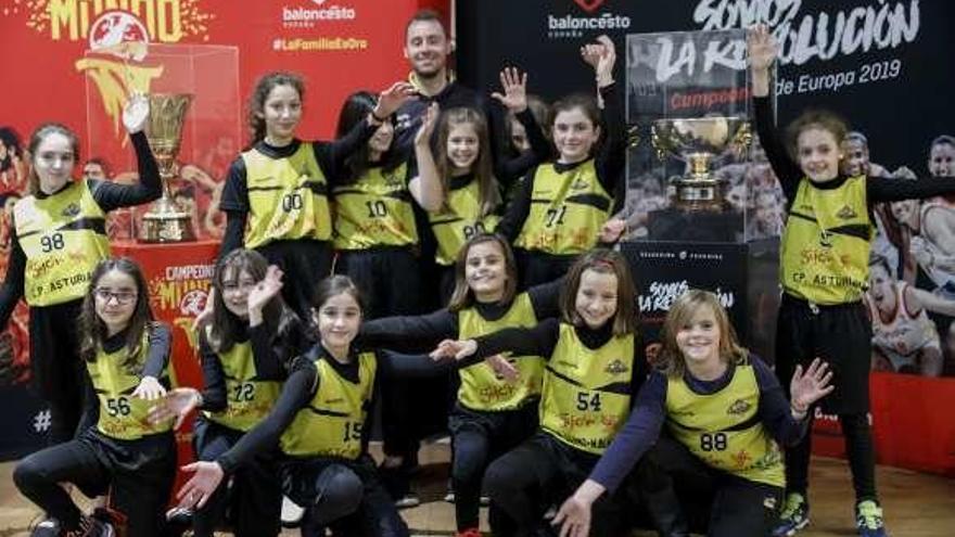 Las jugadoras del Pumarín, con los trofeos.