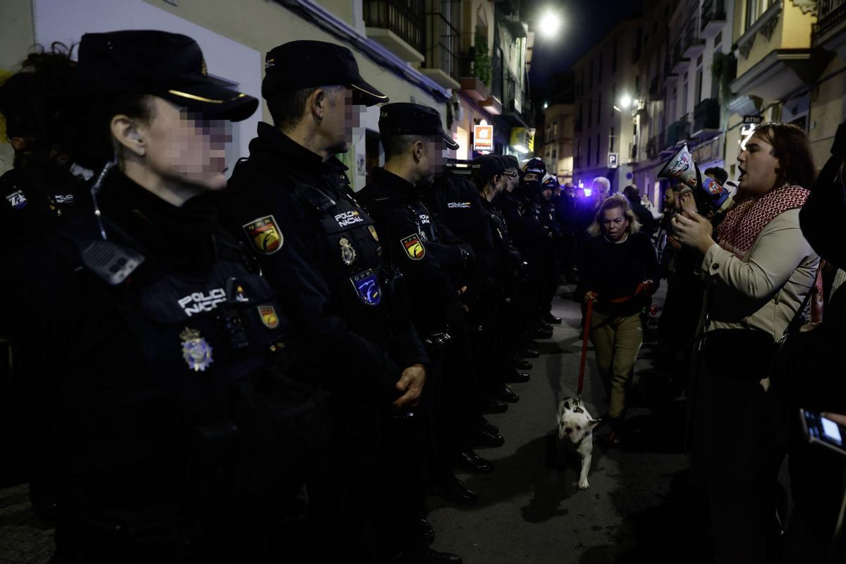 Un grupo de personas del colectivo 'Un Techo por Derecho' okupó el viernes un edificio de la calle Ollerías