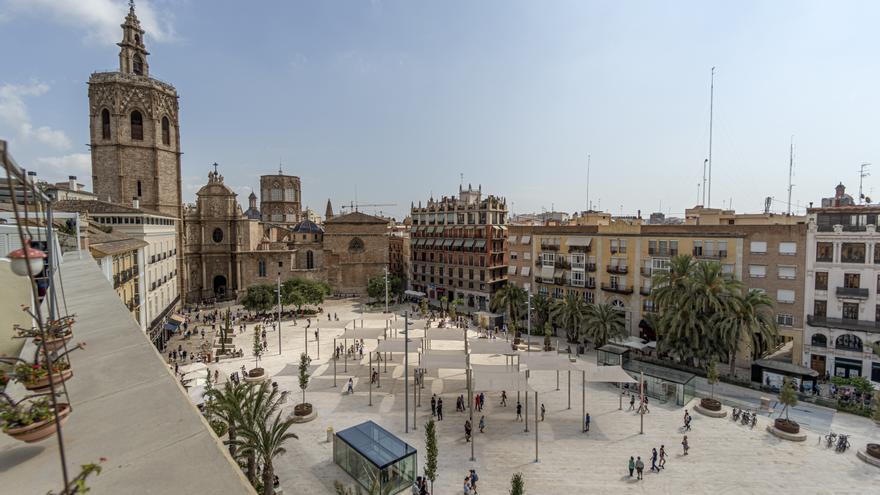 Vecinos y comerciantes dan su visto bueno a la plaza de la Reina y destacan la participación de todos