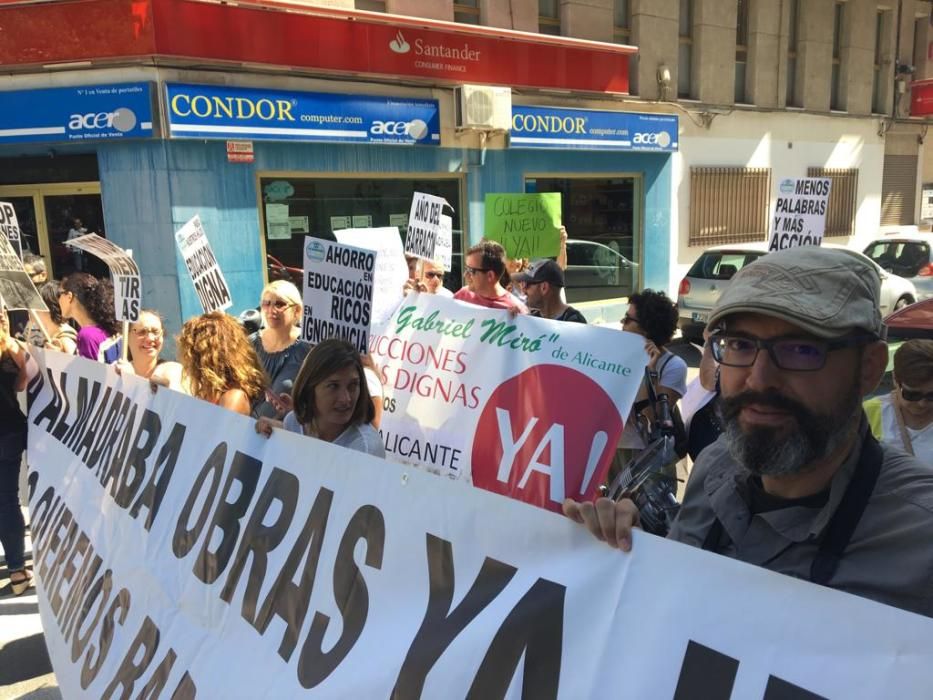 Protesta contra los barracones de La Almadraba