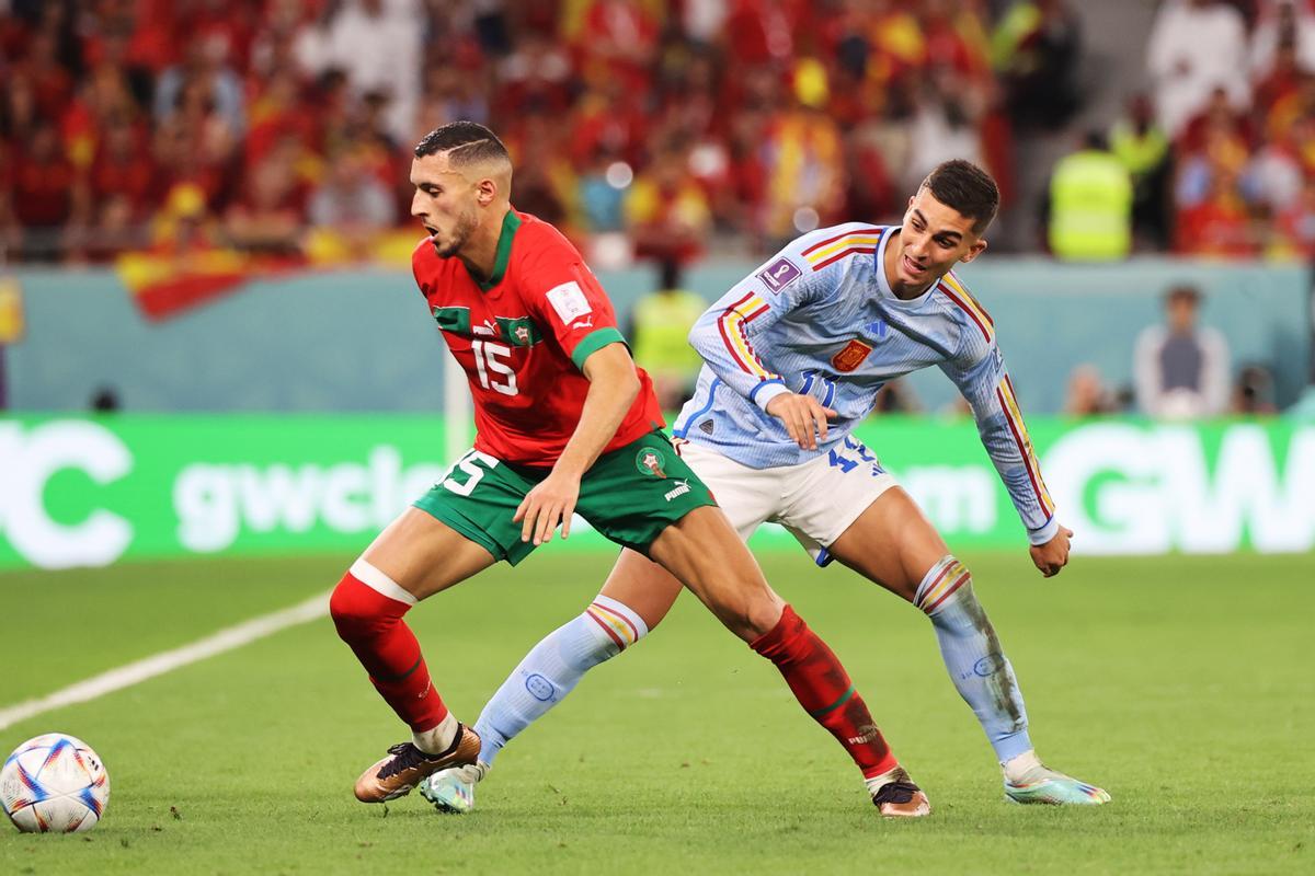 Doha (Qatar), 06/12/2022.- Selim Amallah of Morocco (L) in action against Ferran Torres of Spain during the FIFA World Cup 2022 round of 16 soccer match between Morocco and Spain at Education City Stadium in Doha, Qatar, 06 December 2022. (Mundial de Fútbol, Marruecos, España, Catar) EFE/EPA/Mohamed Messara