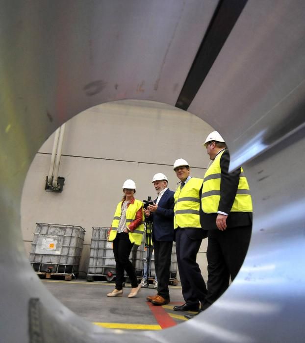 Víctor Audera y Sandra Velarde visitan la factoría de Asla en Villallana