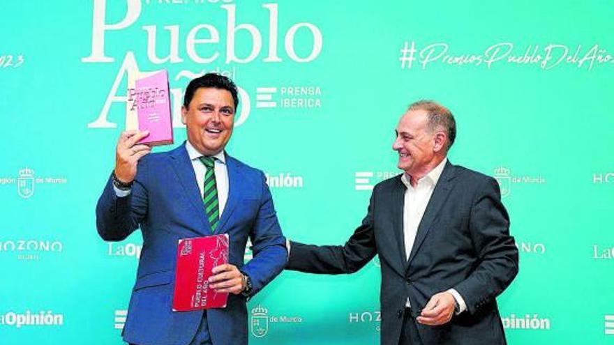 José Miguel Luengo, alcalde de San Javier, recoge el premio de manos de Juan Ramón Gil.