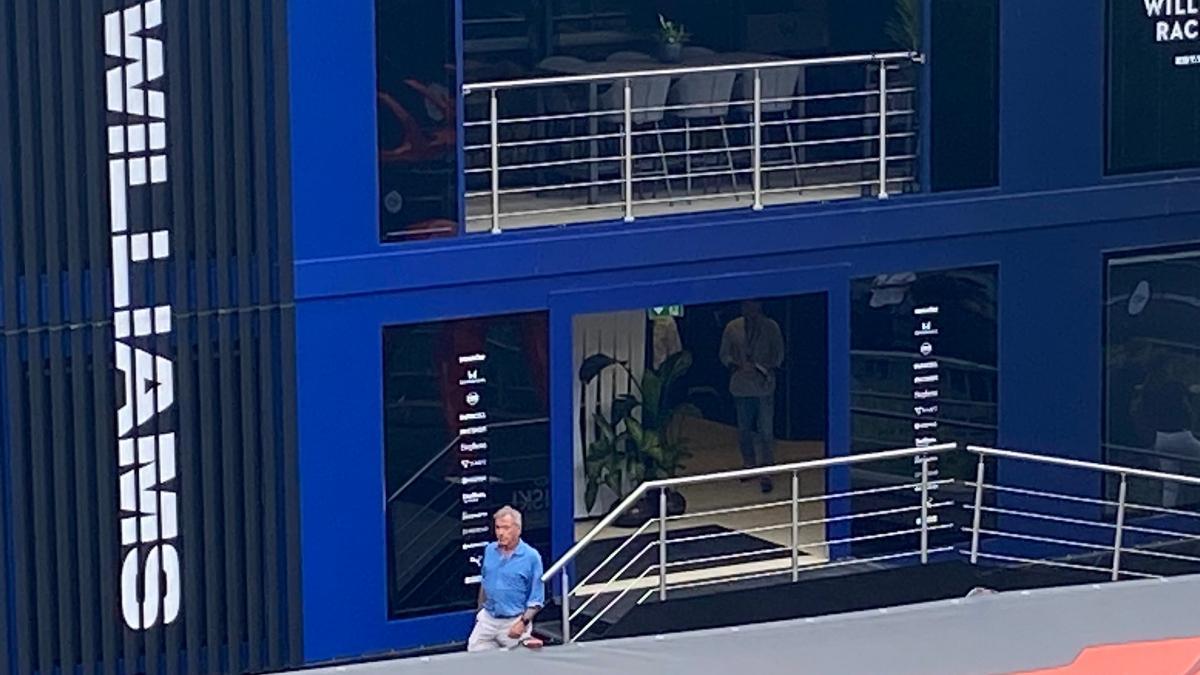 Carlos Sainz padre, saliendo del hospitality de Williams en Spa