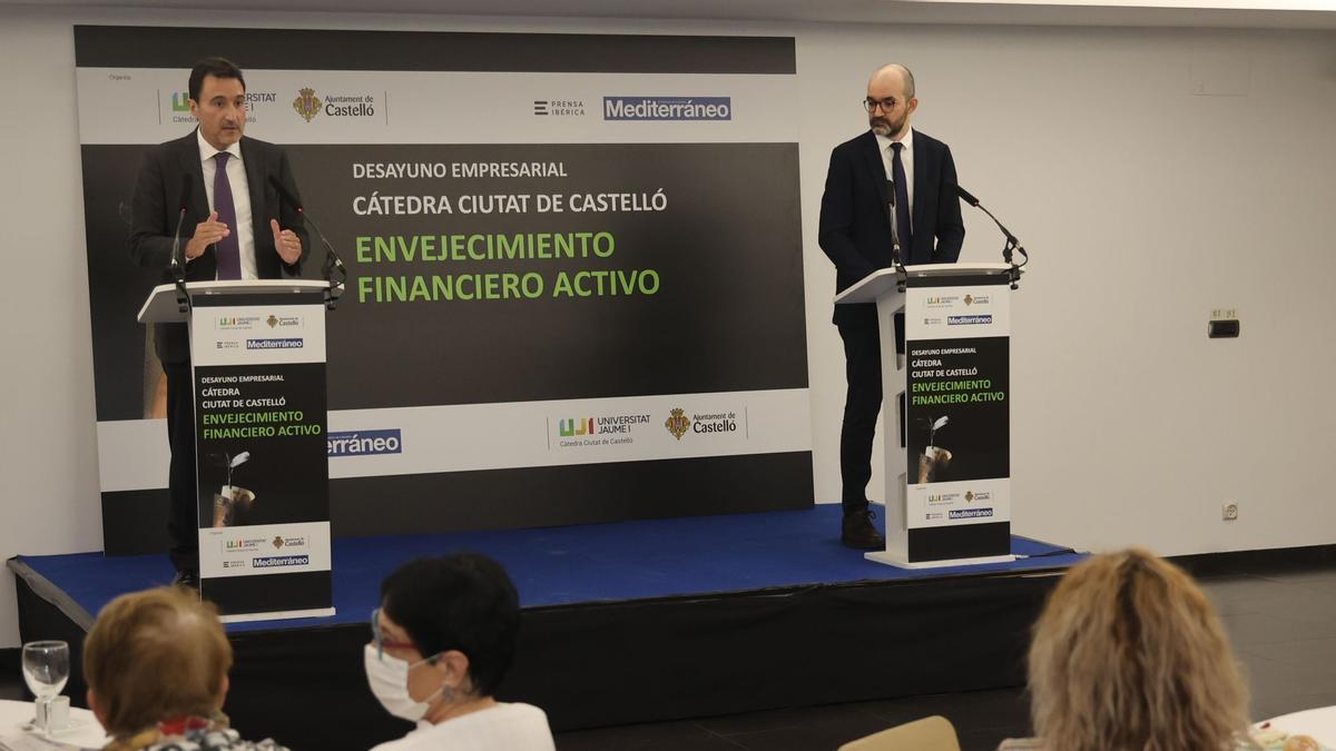 Miquel Perdiguer y Pedro Serrano, durante su intervención en el desayuno