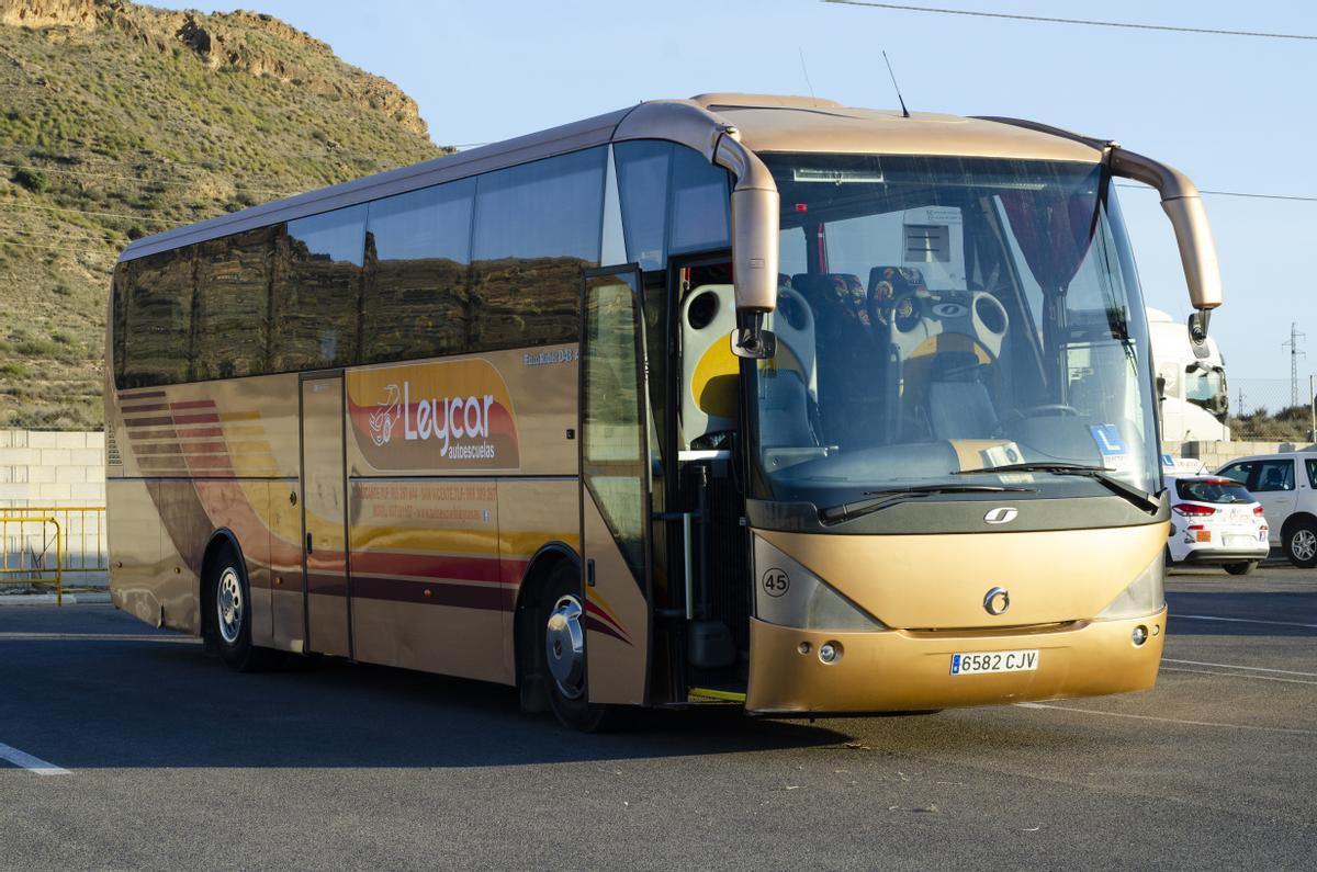 Su pista propia en Alicante les permite llevar a cabo prácticas de conducción en un entorno seguro y adecuado.