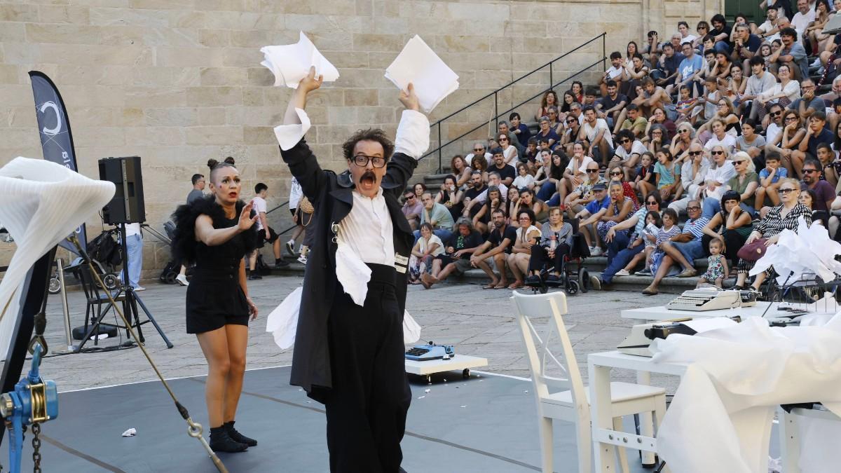 Paula Quintas  y  Arturo Covas en una escena de ‘Royal’ en la Praza da Quintana este jueves en el Festival C.