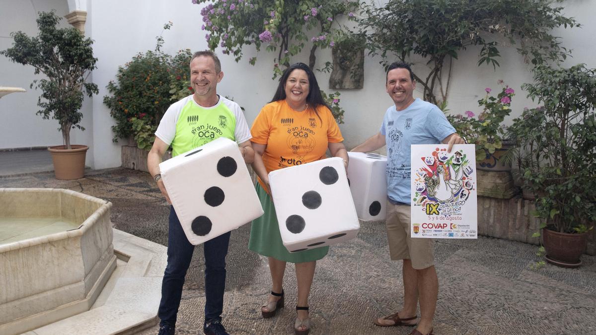 Manuel Torres, Lola Amo y Diosinio Cuenca presentan el juego.