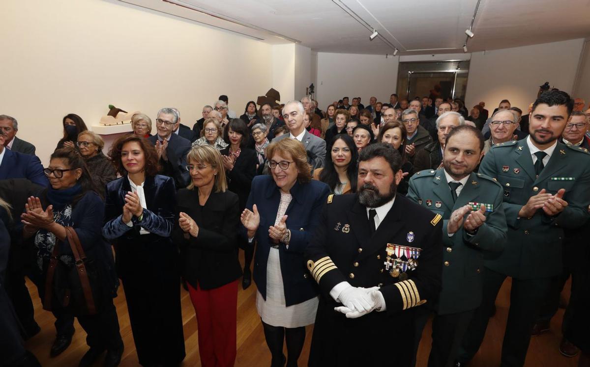 Autoridades civiles, policiales y sociales se reunieron en el acto del Día de la Constitución. |   // R. G.