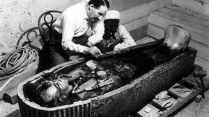 Howard Carter, trabajando en el sarcófago de Tutankamón.