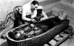 Howard Carter, treballant en el sarcòfag de Tutankamon.