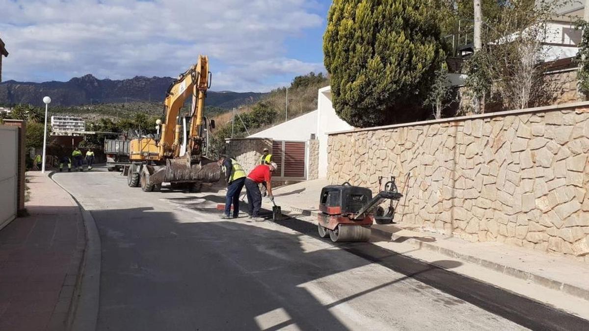 Imagen de archivo de las obras de reparación de una fuga de agua en la urbanización Torre Bellver, donde se acometerán trabajos para sustituir las canalizaciones de la red.