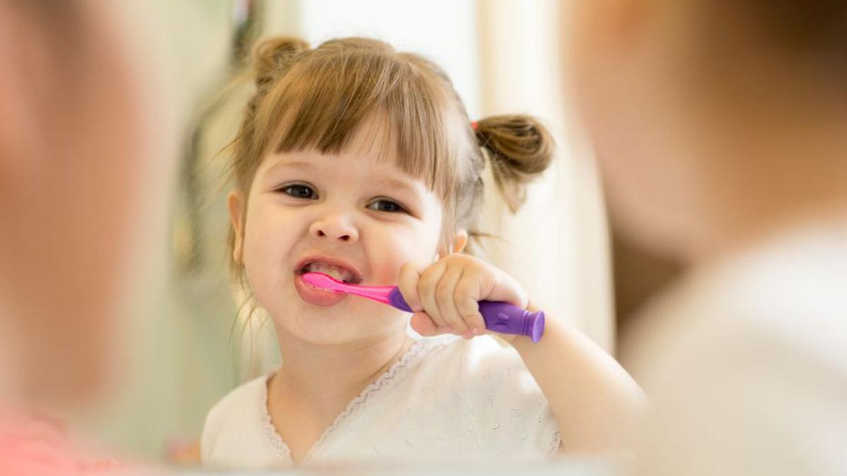 Hasta los seis años, los niños deben cepillarse los dientes bajo supervisión.