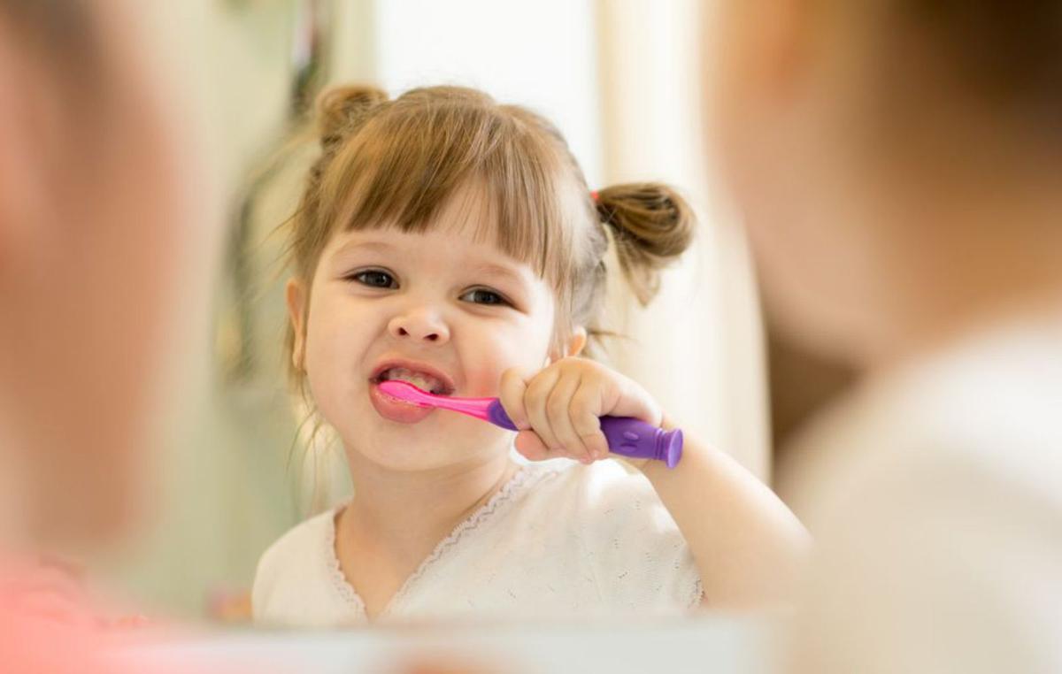 Hasta los seis años, los niños deben cepillarse los dientes bajo supervisión.