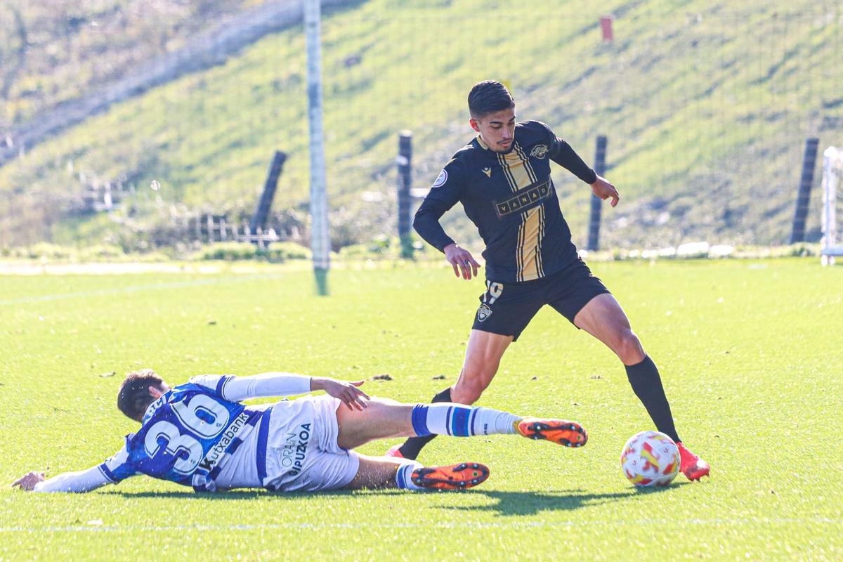 Cristo trata de superar a un rival durante el partido disputado en Zubieta.