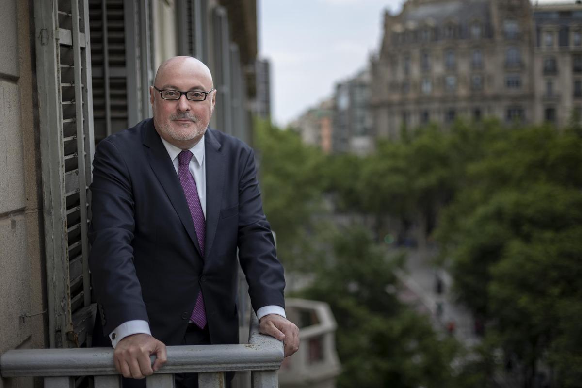 El presidente de la  Federación de Gremios de Editores de España y de CEDRO, Daniel Fernández, en el balcón de la sede de su editorial, Edhasa, en Barcelona.