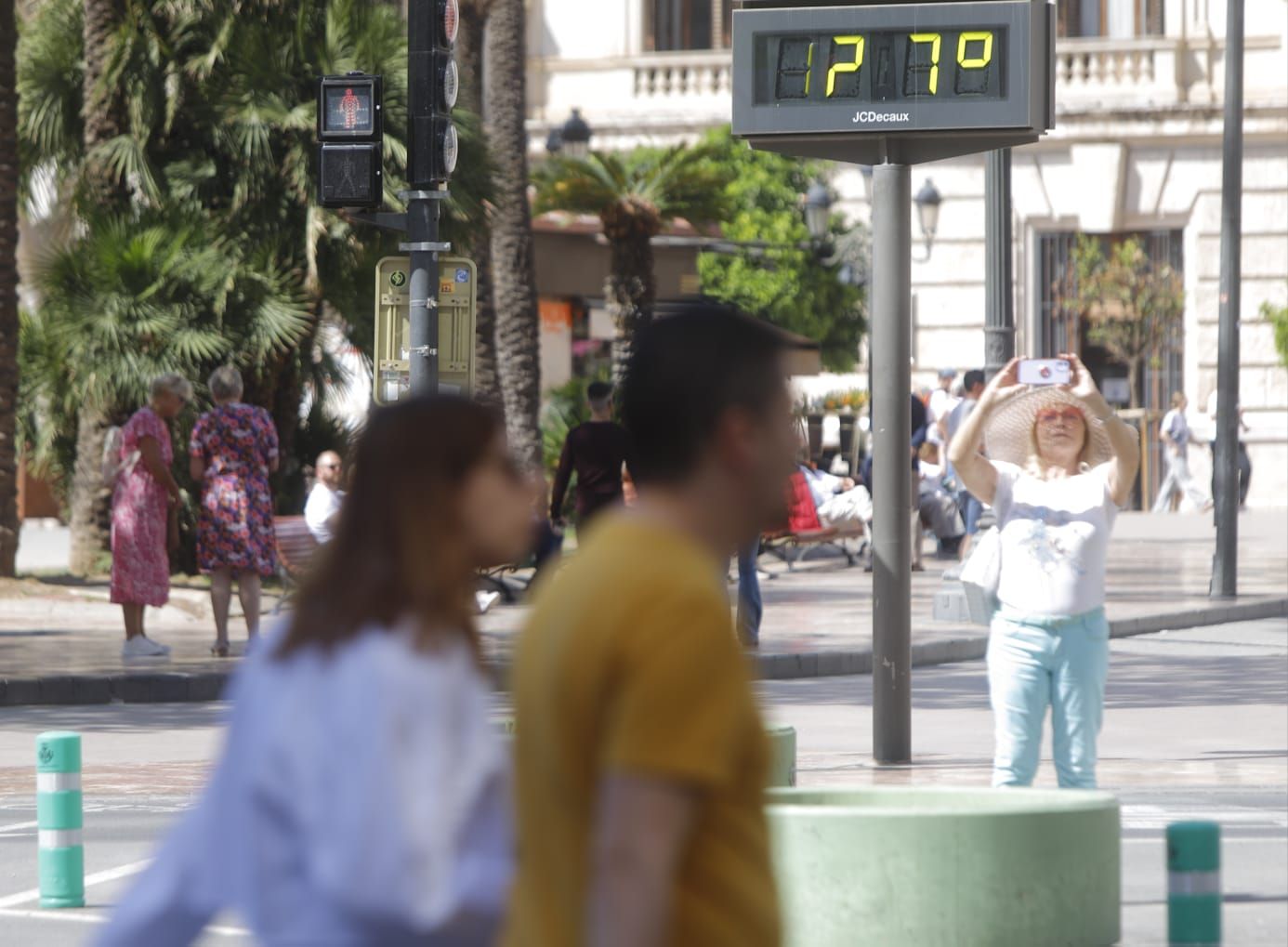 Fuentes y agua para hacer frente al primer sábado de 'verano' en València