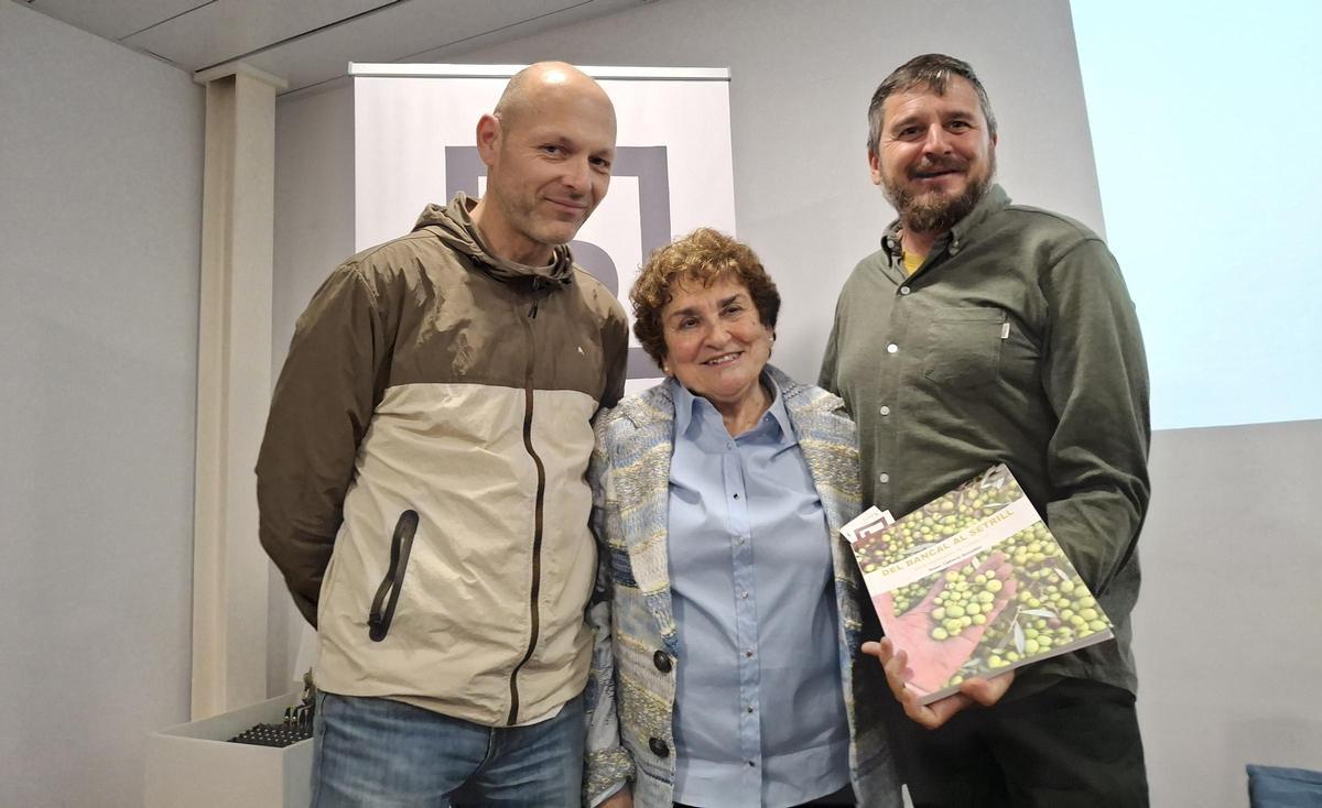 Roser Cabrera, entre los jóvenes agricultores Sergio Carrió, de Agrogata, y Héctor Carrió, de Tossut dels Pouets