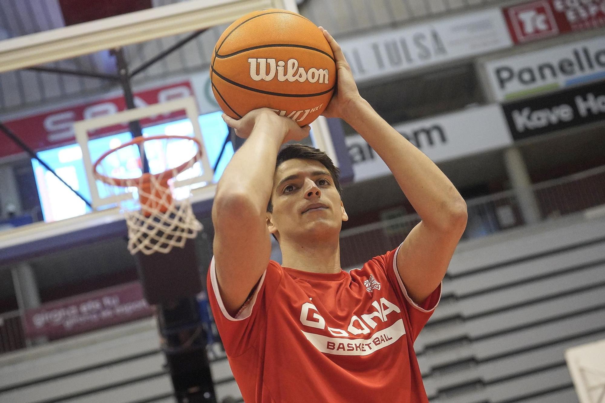 Marcos making a shot in basket