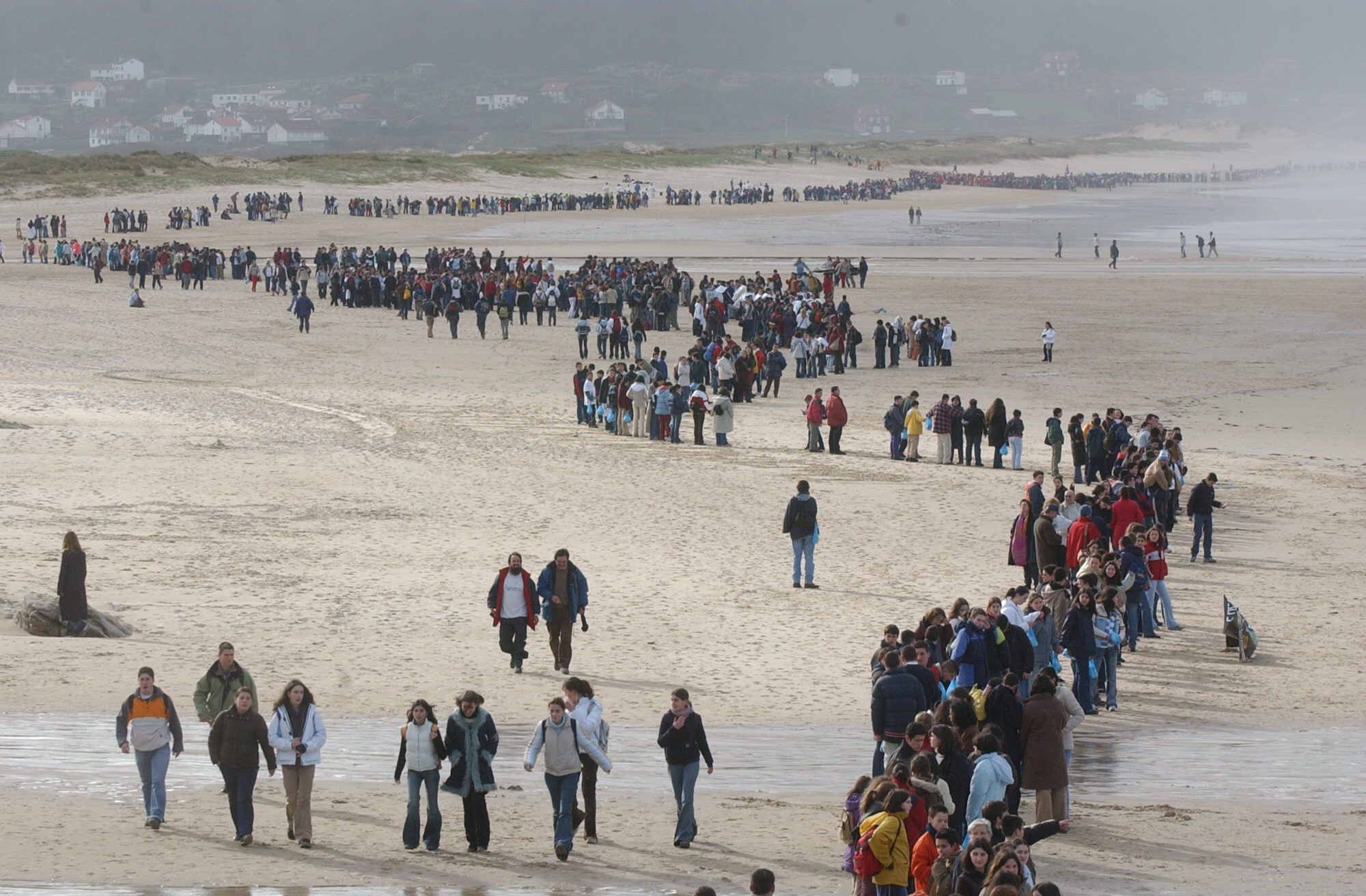 cadena humana 45 mil escolares costa morte echave.jpg