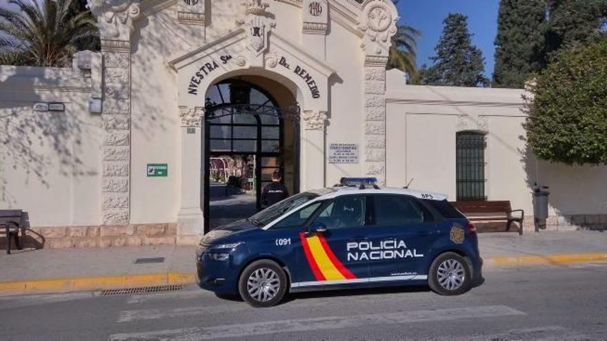 La Policía Nacional en la puerta principal del cementerio de Alicante.