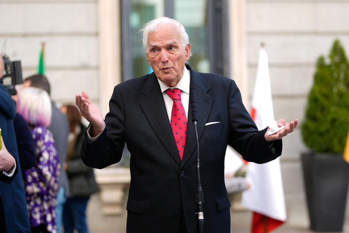 Juan de Dios Ramírez Heredia, primer diputado gitano en las Cortes Constituyentes de 1977, atiende a los medios a su llegada al Congreso de los Diputados con motivo de la celebración del Día de la Constitución, este viernes en Madrid. EFE/Borja Sanchez-Trillo