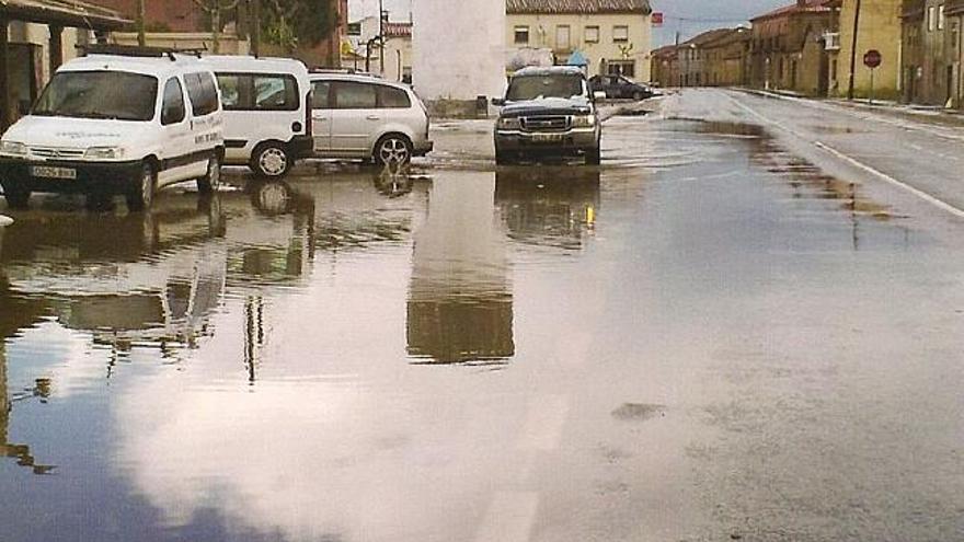 Vecinos de Santovenia reclaman a Fomento la evacuación del agua de lluvia de la travesía