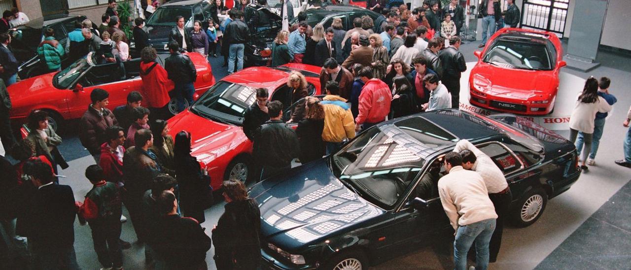 Salón del Automóvil de Vigo en su primera edición en el año 1992 celebrada en la Estación Marítima.   | //  CEDIDA