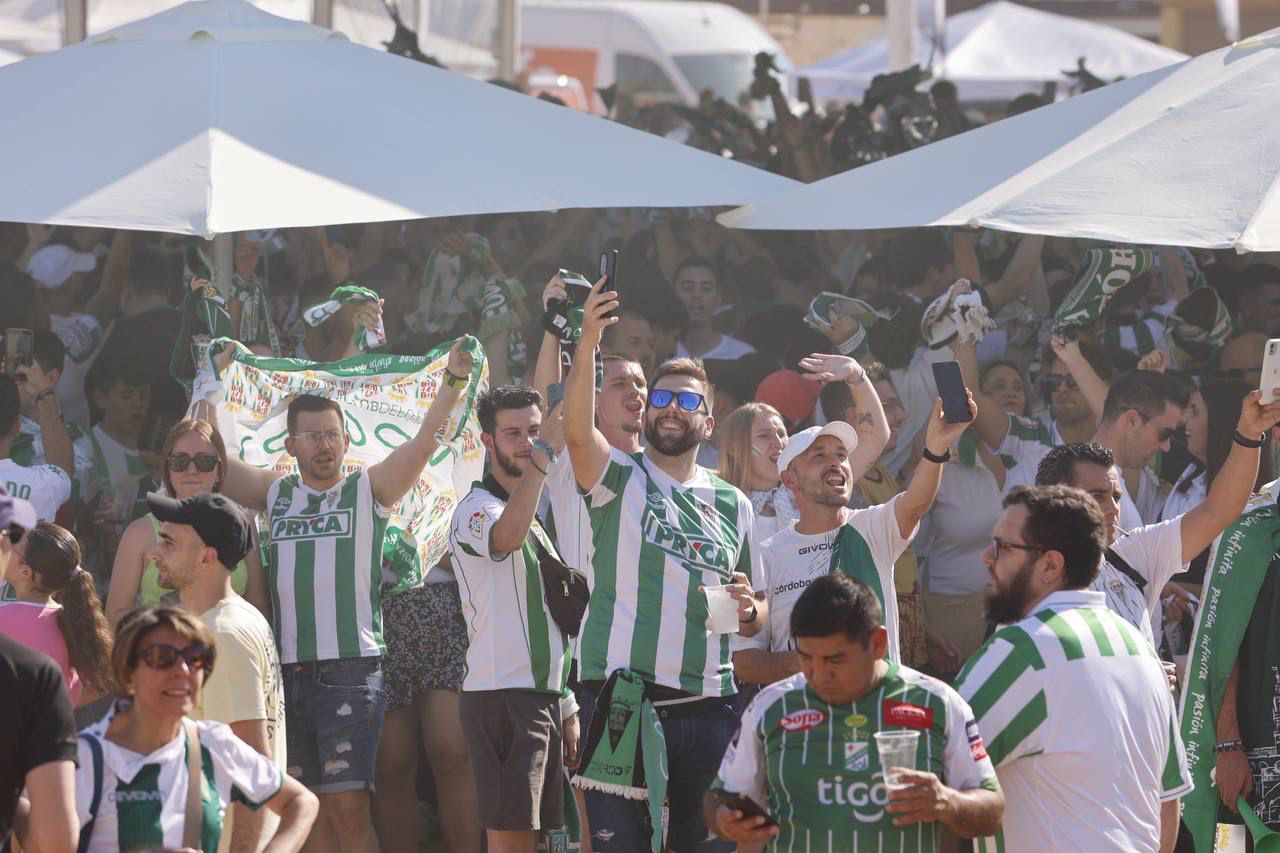 La afición del Córdoba CF vive la final del play off en la Fan Zone, en imágenes