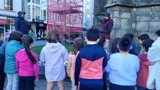 Escolares del Manuel Vidal Portela visitan la recuperación del cruceiro de las ruinas de Santo Domingo