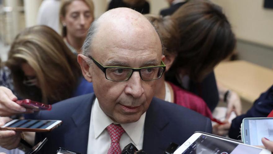 Cristóbal Montoro, en los pasillos del Senado.