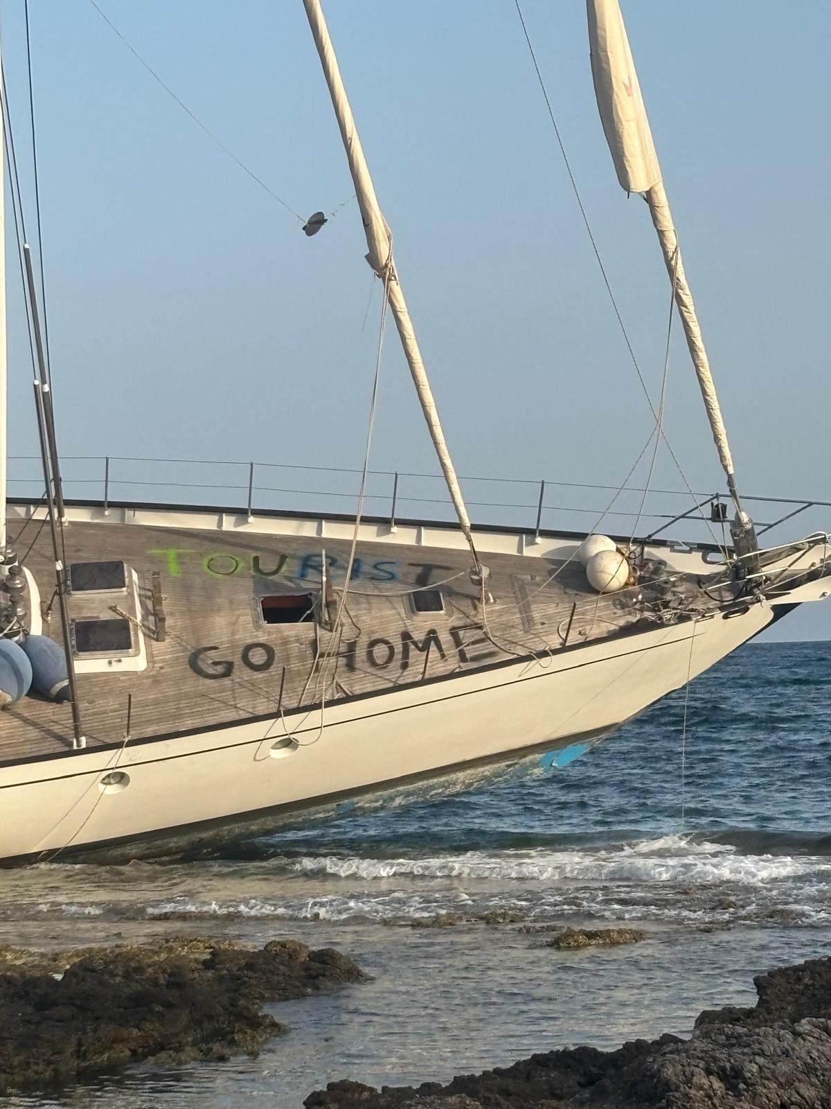 Grafitis de 'tourist go home' en el Acoa, el gran velero encallado en Son Servera que continúa abandonado desde enero